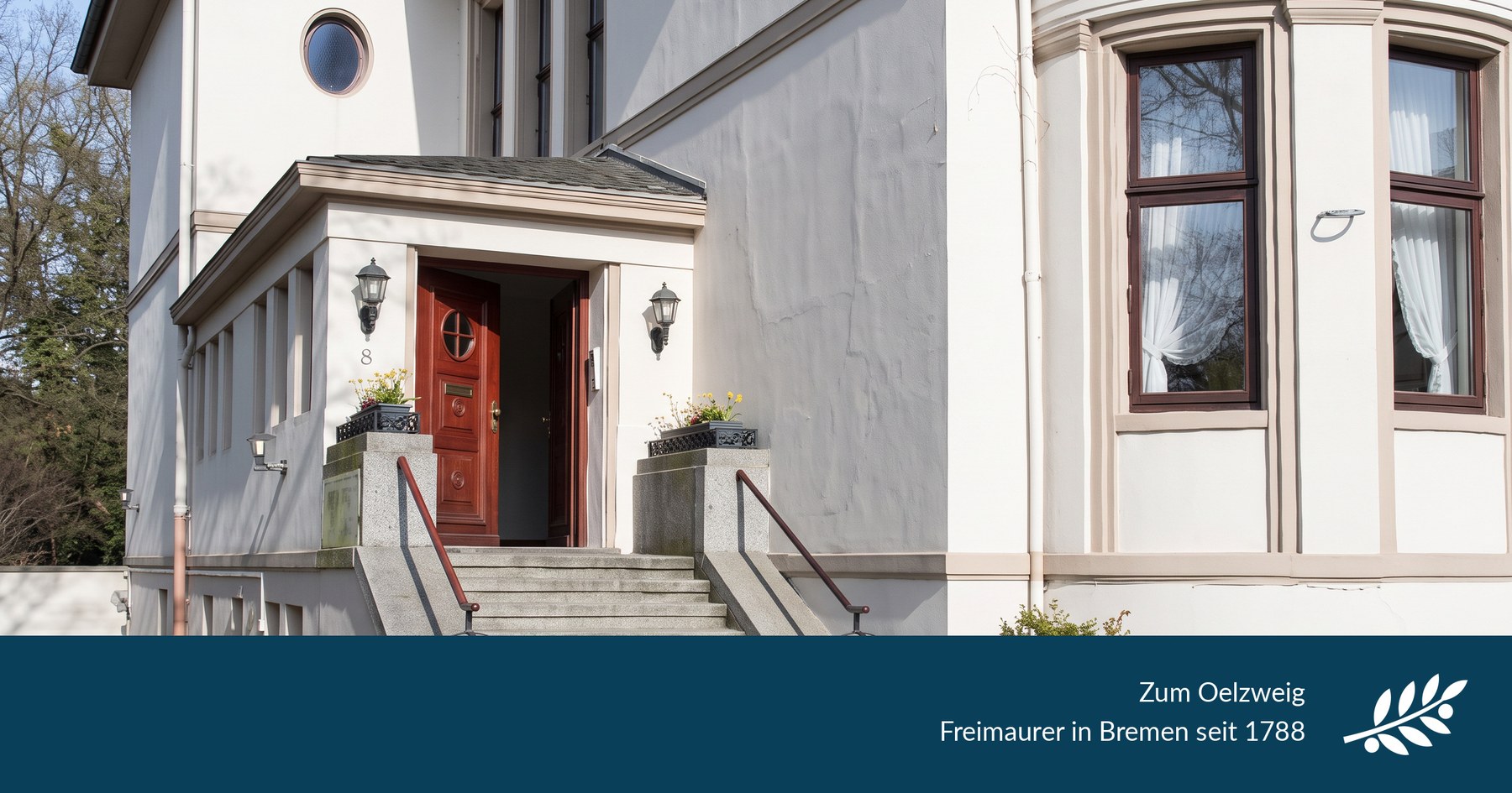Der Eingang des Oelzweig-Hauses mit geöffneter Tür