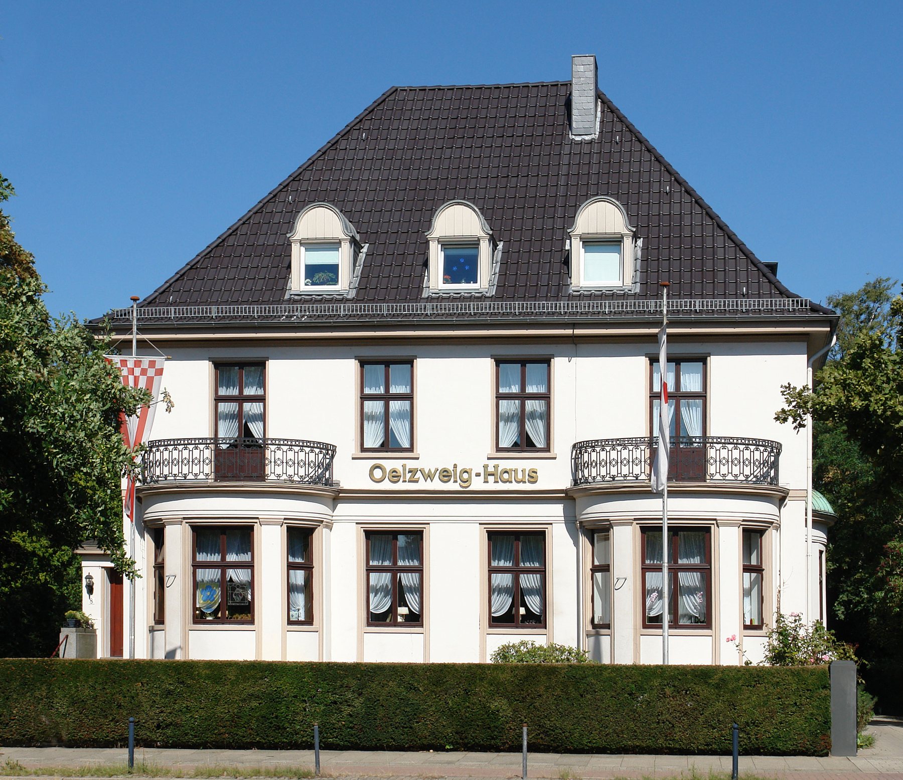 Das Oelzweig-Haus von der Kurfürstenallee aus